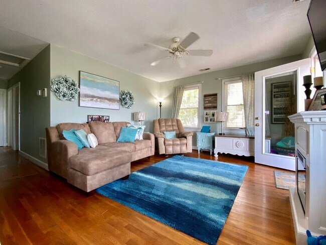 Building Photo - BayFront Beach Cottage