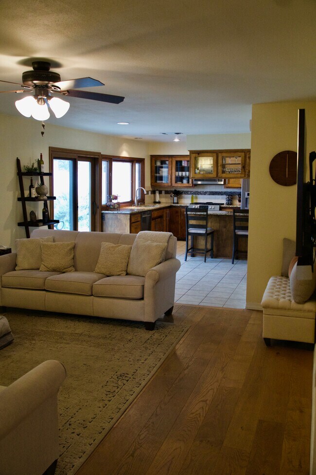 Sala familiar/cocina - 12413 Morocco Rd NE