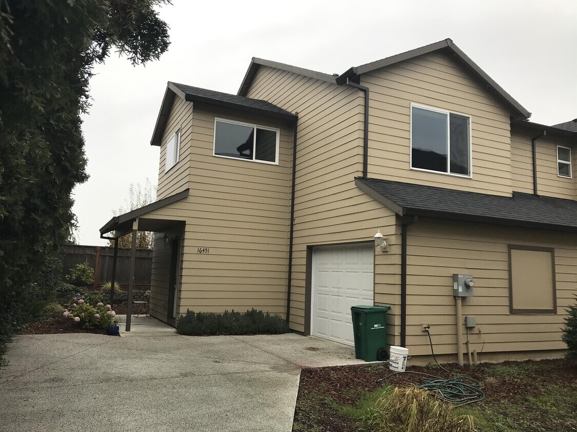 Foto principal - 16451 NE Russell St