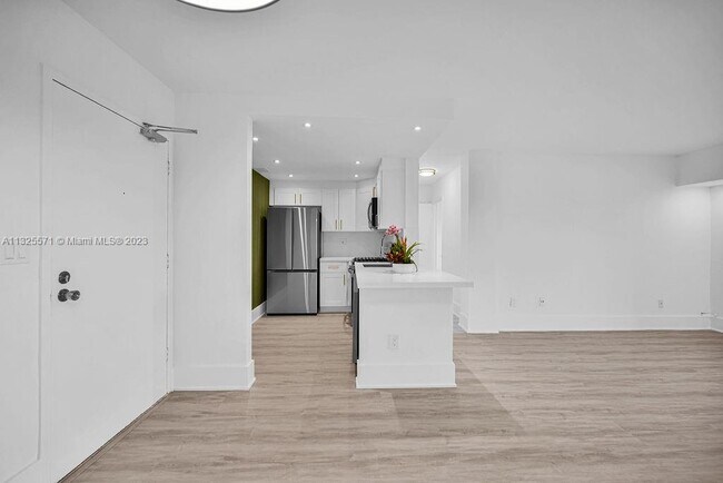 Building Photo - 2201 Brickell Ave