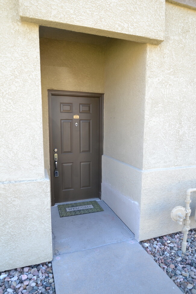 Foto del edificio - 2 bed 2 bath Townhome on Main Level with A/C