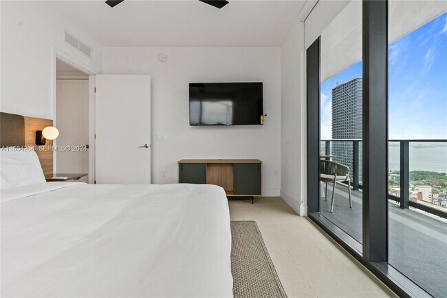 Foto del edificio - 601 NE 1st Ave