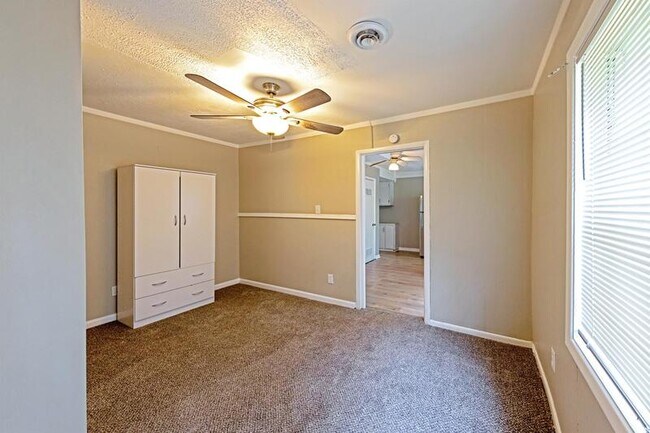 Building Photo - 1139 Shoreham Dr