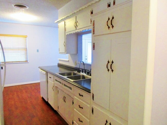 Foto del edificio - Super Clean 3 Bedroom 1 1/2 Bath House