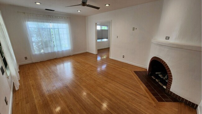 Building Photo - Beautiful 3/2 in Sacramento!