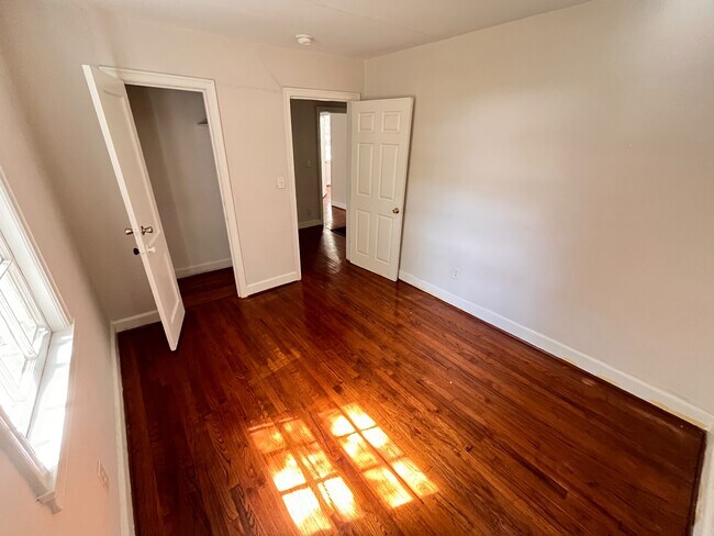 Building Photo - 4844 Linden St