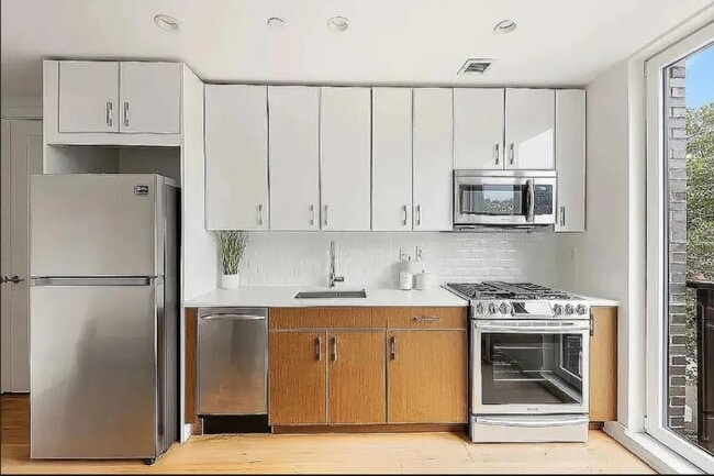 Foto del edificio - 0 bedroom in Brooklyn NY 11203