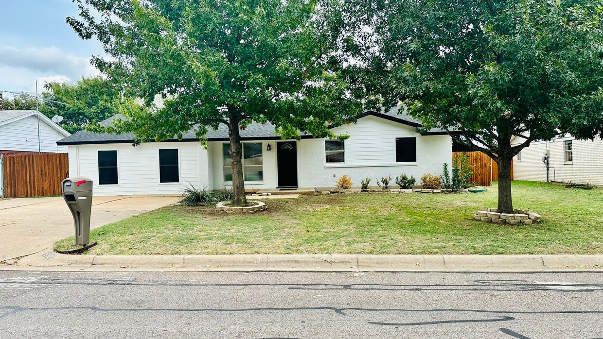 Photo - 532 NW Douglas St (Burleson, TX)