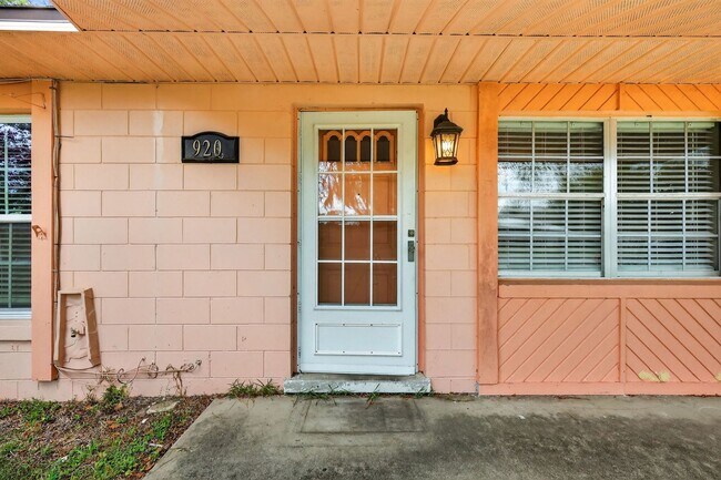 Foto del edificio - 3 Bedroom Home in Tavares – Available Now!