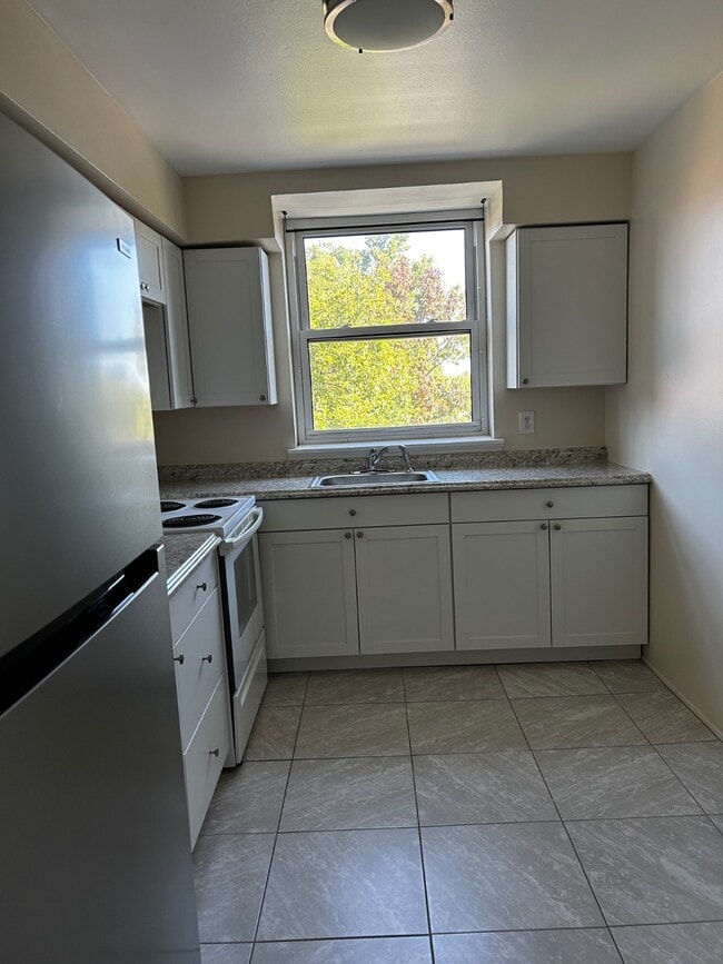 Building Photo - 3370 Amboy Rd