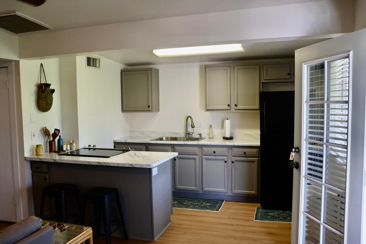 Kitchen - 178 W Coolidge St