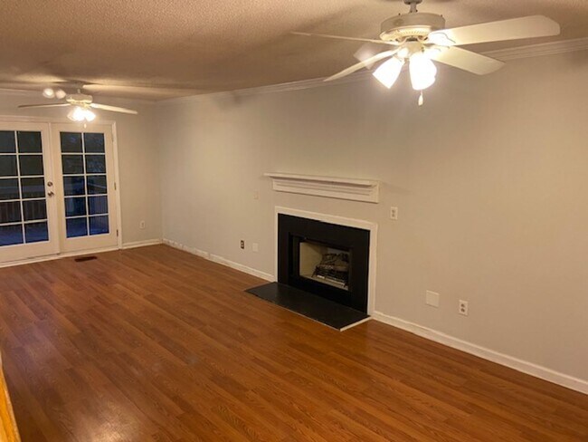 Building Photo - Charming 3 Bed/2.5 Bath Home in Hedingham!...