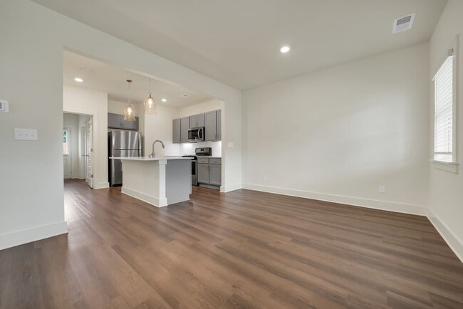 Building Photo - 1 Bedroom Home with Private Driveway and Fenced Backyard