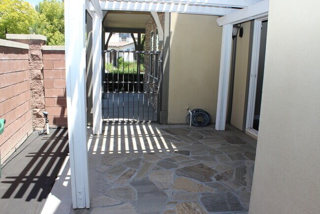 Foto del edificio - Coming Soon! Stunning 3 level 3/2.5 home l...