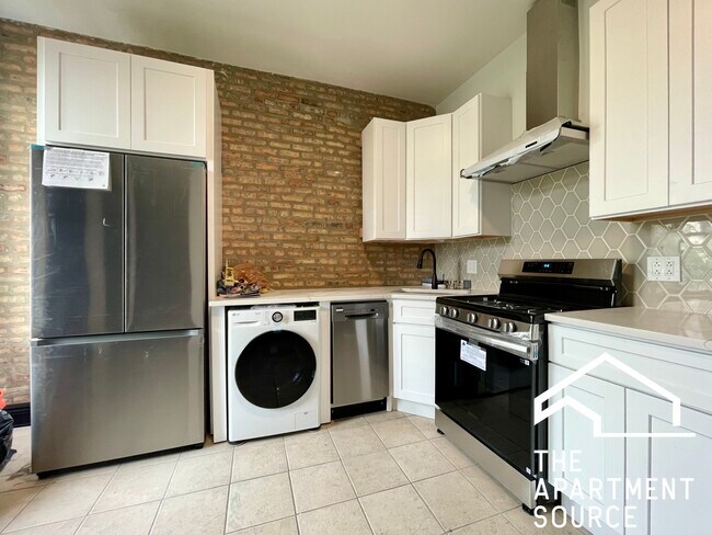 Foto del edificio - 2648 W Augusta Blvd