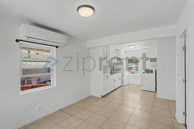 Building Photo - Unit