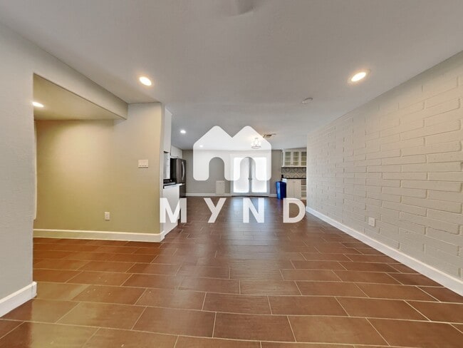 Building Photo - 3717 E Ludlow Dr