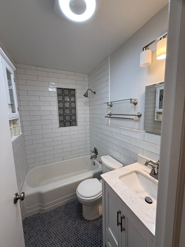 Foto del edificio - 2110 Villa Dr