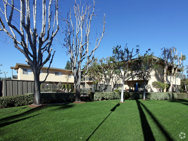 Building Photo - Twin Oaks Apartments