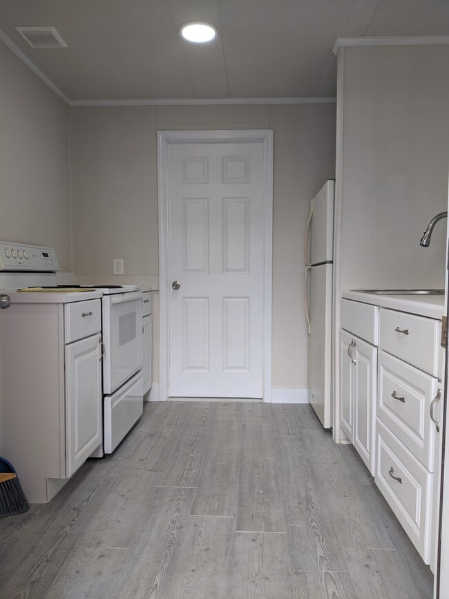 Building Photo - 1576 Ann St