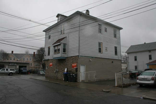 Building Photo - 664 Plainfield St