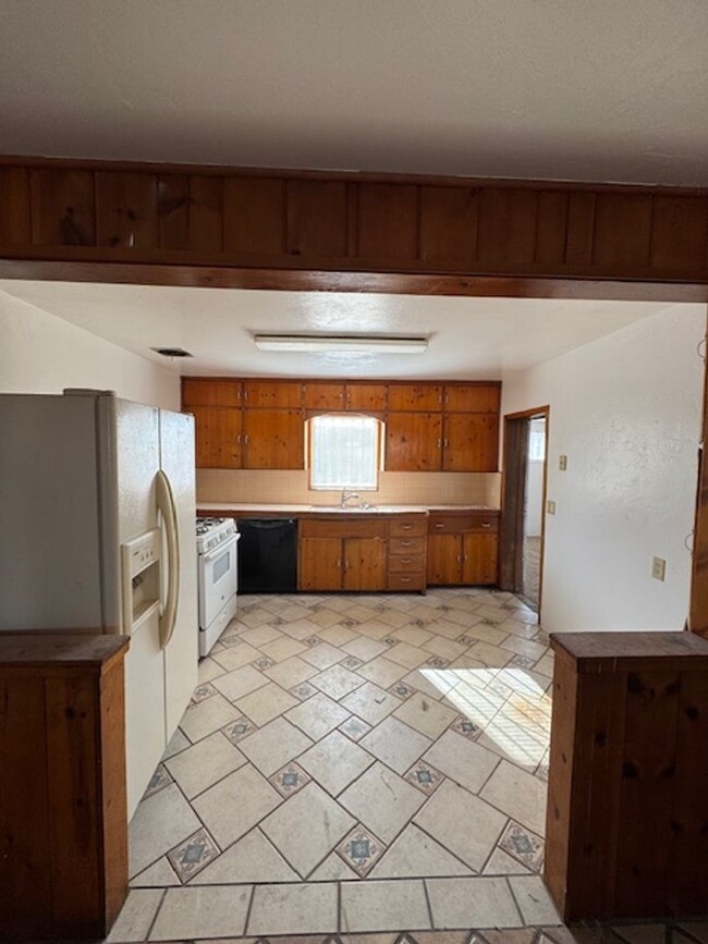 Building Photo - HOLIDAY MOVE IN SPECIAL! Central- 3 bedroo...