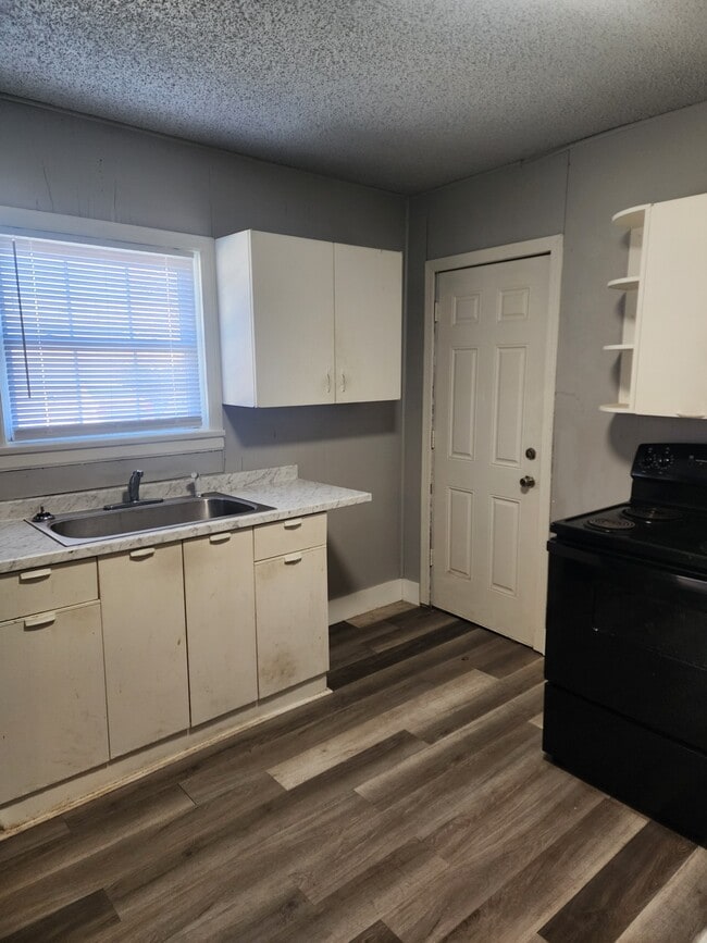 Building Photo - 2402 E Randolph Ave