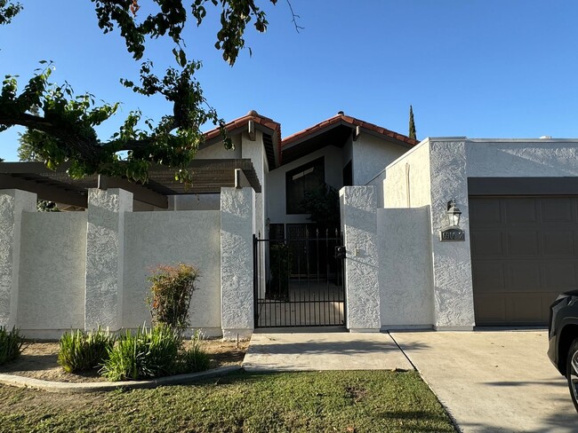 Building Photo - Condo in Southwest Bakersfield