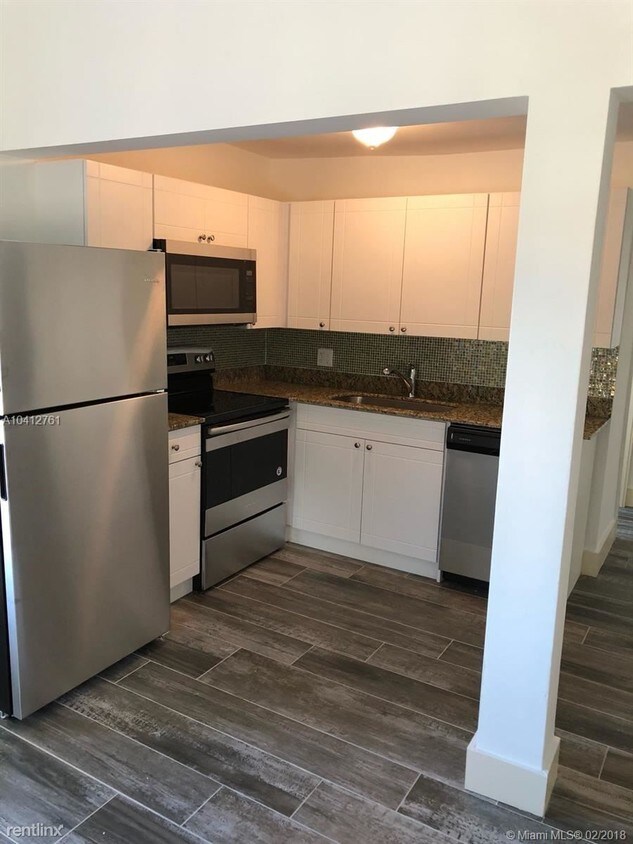 Foto principal - 2500 NE 192nd St