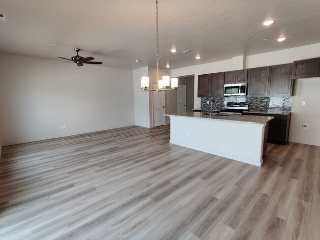Building Photo - Newer Townhouse in Kennewick for Rent