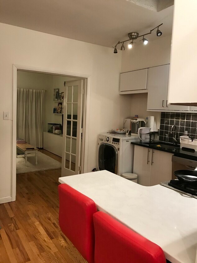 Kitchen with washer/dryer unit. Breakfast island - 91 Garden St