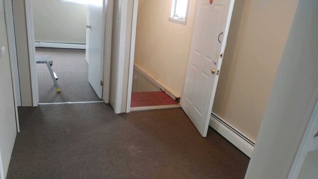 Building Photo - 222 RIVERSIDE 3 BED 1 BATH UPPER APT FOR RENT