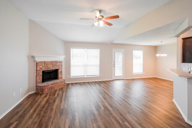 Foto del edificio - 105 Logan Ln