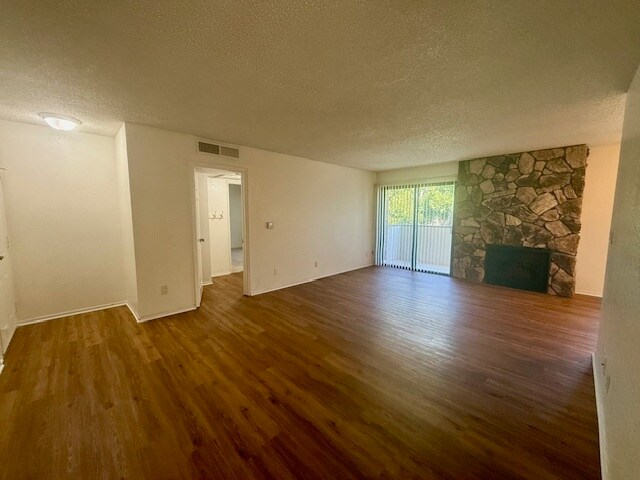 Entrada, sala de estar, balcón, pasillo a la suite principal - 11819 Kiowa Ave