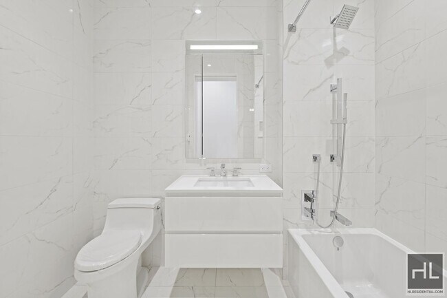 Building Photo - Penthouse  with Terrace/WD/Heated bathroom...
