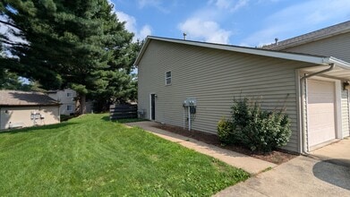 Building Photo - 871 Kerns Dr NE