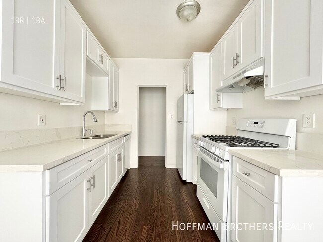 Building Photo - 9932 Robbins Dr