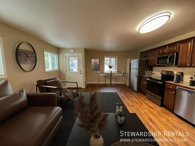 Building Photo - Remodeled studio