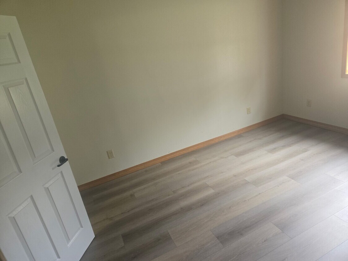bedroom connected to 1/2 bath - 1009 S 9th St
