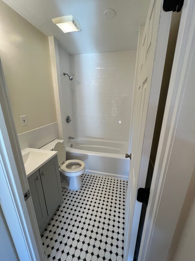 Building Photo - 15 Doble St