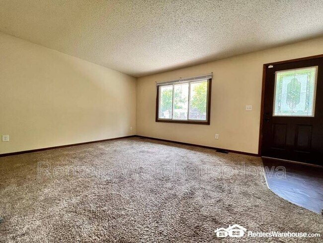 Foto del edificio - 5210 Jennifer Dr