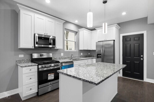 Foto del edificio - 7734 S Langley Ave