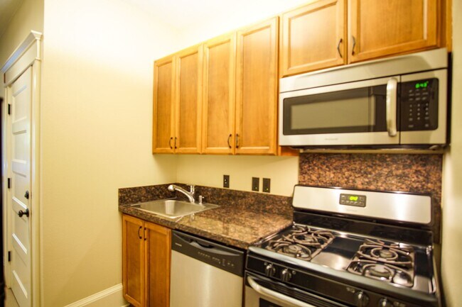 Foto del edificio - Historic Building-Beautifully Renovated 1-Bedroom Close-in SE!