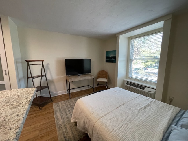 Building Photo - 224 E Garden St