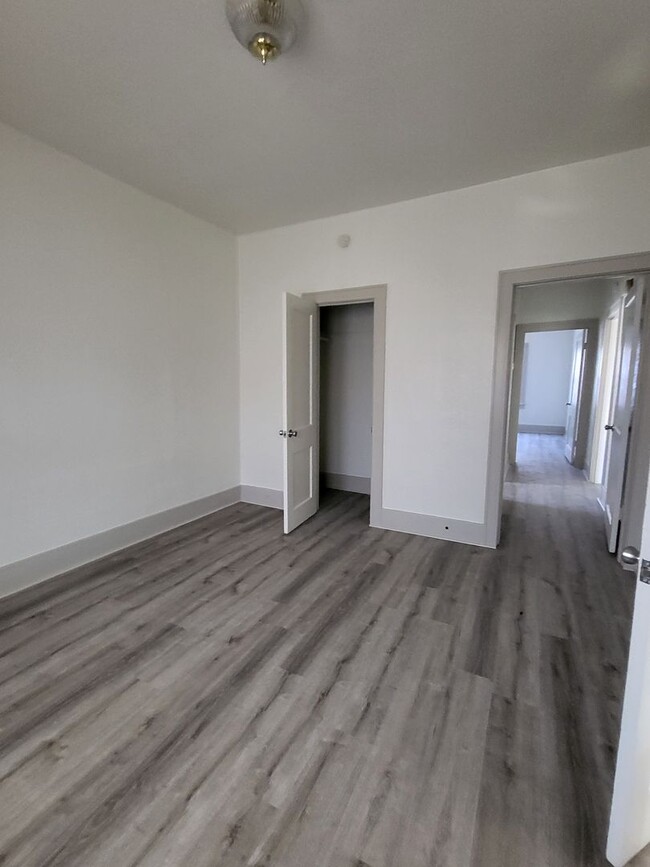 Building Photo - 1326 W Elm Ave