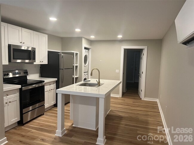 Building Photo - 534 N Church St