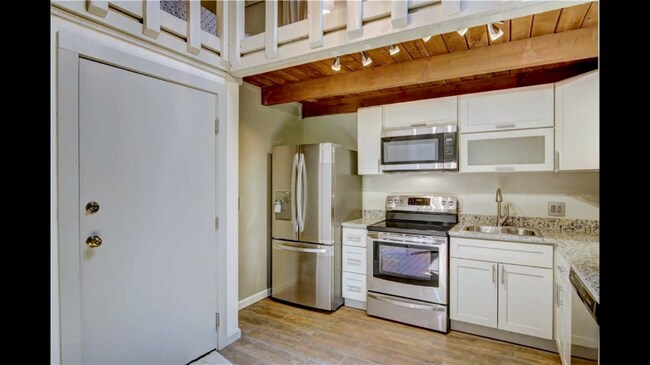 Building Photo - 2200 Lodgepole Cir