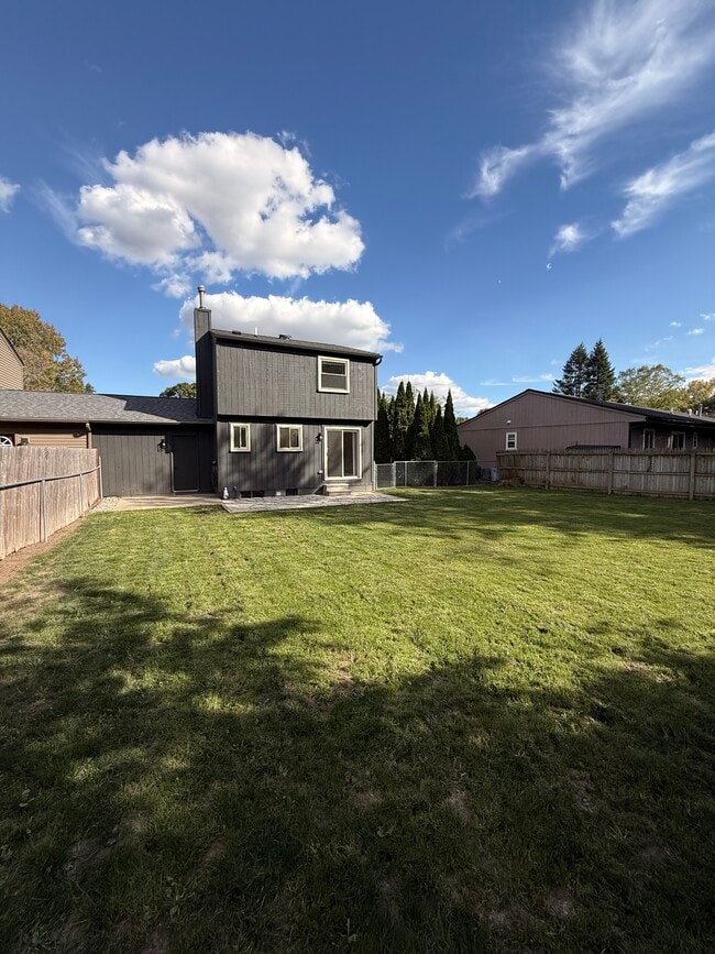 Foto del edificio - 827 Woods Ct