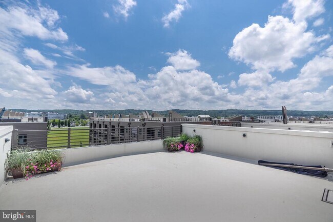 Building Photo - 606 Lakeview Ct