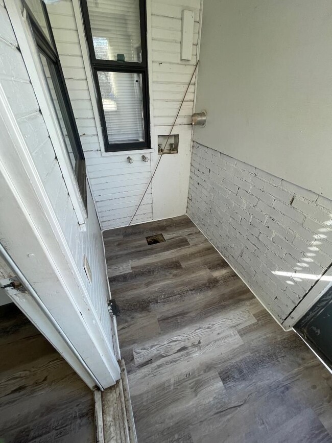 Building Photo - 2 BED 1 BATH DUPLEX FOR LEASE